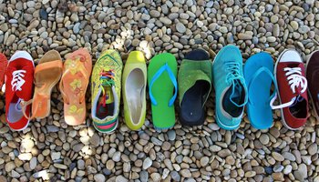 Verschiedene Schuhe stehen in einer Reihe | © pixabay | chezbeate